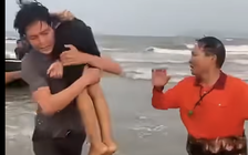 Hai anh em sinh đôi bị sóng cuốn trôi trên biển Cửa Lò