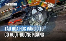 Thót tim khoảnh khắc tàu hỏa húc văng ô tô kẹt giữa thanh chắn đường ngang tại Hà Nội