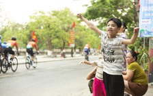 Người dân và du khách thành cổ hào hứng chứng kiến hàng trăm tay đua tranh tài