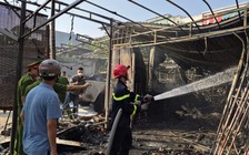 Cháy kho hàng gia dụng ở Đà Nẵng, thiêu rụi ô tô bán tải