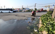 Nước thải bủa vây giao lộ ở TP.HCM, đường vừa sửa đã bong tróc