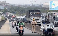 Cuộn thép đè cabin trạm thu phí cầu Phú Mỹ, vì sao ùn tắc dài 2 km?