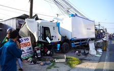 Cà Mau: Xe tải mất lái cuốn xe xôi, sạp rau và nhiều phương tiện