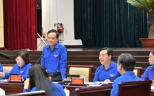 Bí thư Thành ủy Trần Lưu Quang đứng suốt buổi lắng nghe người trẻ nói