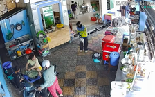 Shipper làm đổ hàng, chủ quán làm lại miễn phí: Cái kết khiến nhiều người xúc động