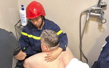 Giải cứu du khách Mỹ nặng gần 300 kg mắc kẹt trong phòng vệ sinh ở Đà Nẵng
