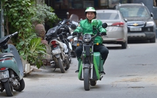 Hết 'gồng' nổi giá xăng, Grab thông báo tăng phụ phí