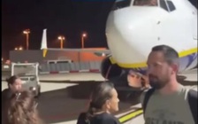 Hành khách tràn xuống đường băng chặn máy bay cất cánh