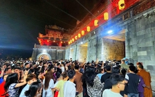 Nghỉ lễ Giỗ Tổ, biển người chen chân vào Đại nội Huế tạo thành clip viral