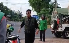 Tài xế xe Jeep đang tại ngoại vẫn đi ngược chiều, đe dọa người khác