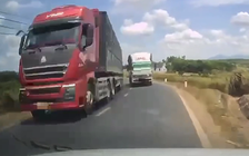 Xử phạt tài xế xe tải vượt ẩu tại khúc cua, suýt gây va chạm