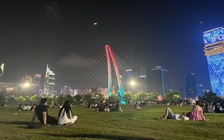 Tại sao 9-10 giờ tối, giới trẻ TP.HCM lại rủ nhau ra công viên?