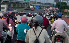 Nhiều người chở hành lý rời TP.HCM, đường sá ken đặc xe trước lễ 30.4 - 1.5