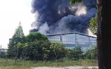 Cháy nhà xưởng hàng nghìn mét vuông ở TP.HCM