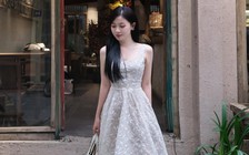 Váy cổ vuông tạo nét kiêu kỳ ẩn mình trong sự thanh lịch