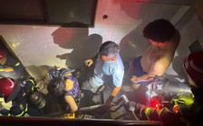 Cháy nhà 6 tầng ở TP.HCM, cảnh sát cứu 2 người mắc kẹt