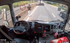 Tài xế thắng gấp giữa quốc lộ, lao xuống cứu bé gái 2 tuổi băng qua đường