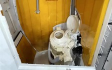 Bồn cầu lại bị tắc, phi hành gia NASA báo có mùi trên tàu