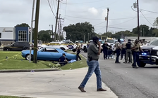 Xe tông vào đoàn diễu hành mừng Tết Lào tại Mỹ, 13 người bị thương