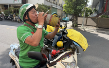 Tài xế công nghệ 'vật lộn' với nắng nóng gần 40 độ C