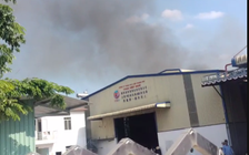 TP.HCM: Xưởng mùn cưa bốc cháy sau tiếng nổ, 3 người bị thương