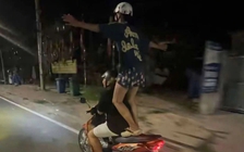 TP.HCM: 'Câu like' bằng màn dang tay đứng trên yên xe, 2 học sinh bị xử lý