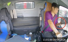 Chỉ vài giây dùng điện thoại khi lái xe, tài xế bị phạt 5 triệu đồng