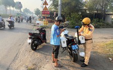 Xe máy vào làn ô tô để đi nhanh hơn: CSGT TP.HCM xử lý hàng chục trường hợp