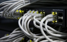 Có cần rút cáp Ethernet khỏi máy tính khi dùng Wi-Fi?