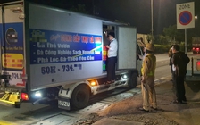 Phát hiện xe tải chở hơn 1,5 tấn gà 'bẩn' vào TP.HCM tiêu thụ