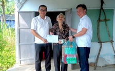 Cụ ông mù lòa được bạn đọc giúp đỡ hơn 96 triệu đồng