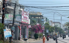 Cháy trụ điện, dây rơi xuống đường: Người phụ nữ bỏ xe máy tháo chạy