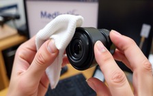 Mẹo vệ sinh ống kính webcam 'chuẩn chuyên gia' ít người biết