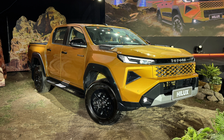 Lượng tiêu thụ xe bán tải 'lao dốc', Toyota Hilux ngược dòng bám đuổi Ford Ranger