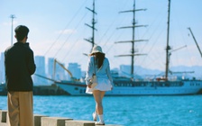 Tàu buồm xuất hiện, bờ kè Vĩnh Nguyên biển Nha Trang bỗng 'nổi như cồn'