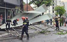 TP.HCM mưa lớn chiều 17.5: Gió cuốn bay mảng tôn nặng hàng tấn xuống đường