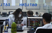 Lãnh đạo và người nhà xuống tiền tỉ mua cổ phiếu