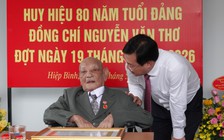 Phó bí thư Lê Quốc Phong trao huy hiệu Đảng tặng cụ ông 101 tuổi ở TP.HCM