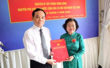 Bí thư Trần Lưu Quang trao Huy hiệu 65 năm tuổi Đảng cho bà Trương Mỹ Hoa