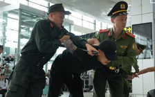 Cận cảnh pha khống chế đối tượng phá rối 'siêu' gay cấn tại sân bay Nội Bài