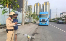 Container đỗ xe chiếm hết làn đường cho xe máy: CSGT TP.HCM ra quân xử lý