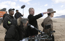 Lý do Christopher Nolan vẫn sống không smartphone, email giữa thời đại số