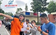 Tình nguyện viên hóa shipper, chạy nước rút hỗ trợ thí sinh