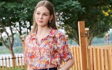 Dấu ấn vintage qua bản phối với áo sơ mi hoa, chân váy hoa cổ điển