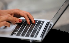 Chọn vỏ nhựa hay kim loại để giúp laptop mát hơn?