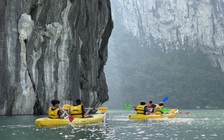 Dịp lễ 30.4 - 1.5: Chèo kayak, lách qua hang đá khám phá vịnh Hạ Long