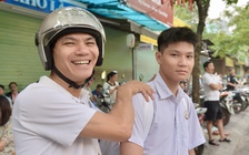 Đưa con vượt 30 km thi vào lớp 10, bố bóp vai mong con viết văn thật tốt