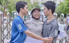 Hai con sinh đôi tự tin đạt điểm 10, người mẹ bật khóc trước cổng trường