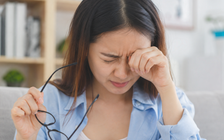Ngứa mắt đừng vội dụi: Chuyên gia cảnh báo những nguy cơ ít người ngờ tới