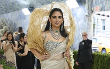 Ái nữ tỉ phú Ấn Độ 'đắp' hơn 200 viên kim cương dự Met Gala